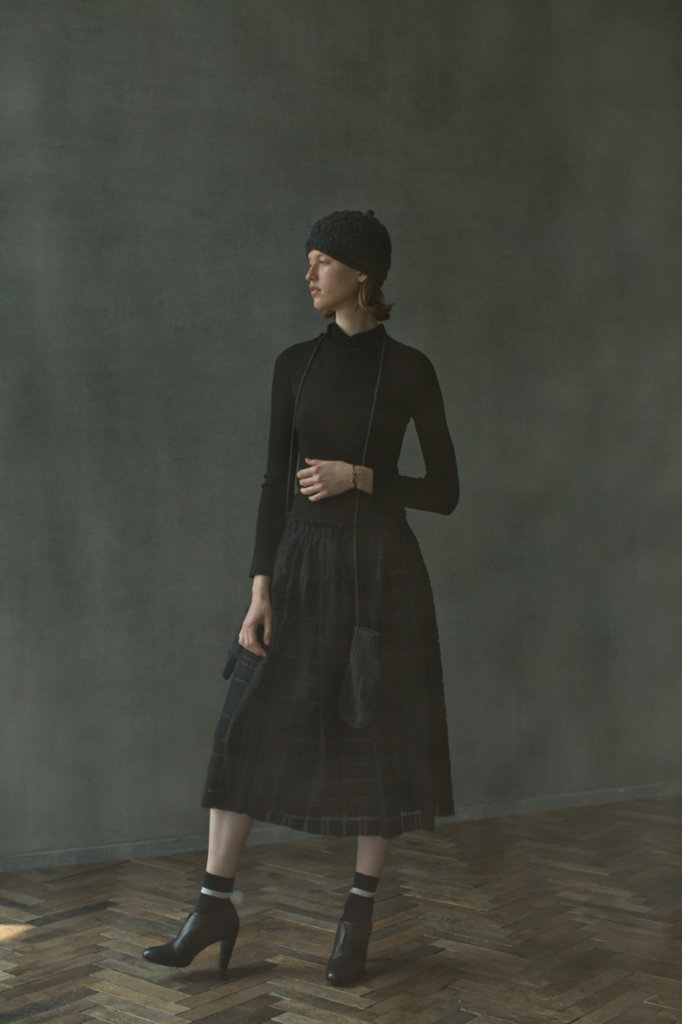 KNIT PULL-OVER: FC358 BLACK / SKIRT: PS13 BLACK / SOCKS: ANP-91A BLACK / HAT: NG49 CHARCOAL / GLOVES: NG48 CHARCOAL / BRACELET: AC123 BEIGE*BLACK