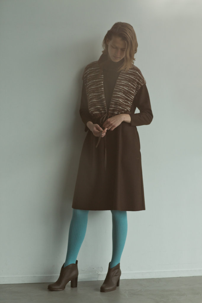 DRESS: NOP177-214 BROWN / TIGHTS: KT-130A BLUE / BROOCH: AC96KS BEIGE*BLACK, AC95HS ORANGE*GREY