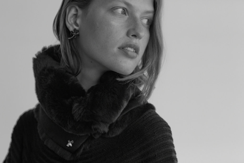 KNIT PULL-OVER: SO173 NAVY / FUR COLLAR: KU47R BLUE /BROOCH: AC96KS GREY*CRYSTAL / EARRINGS: AC96KE BEIGE*BLACK