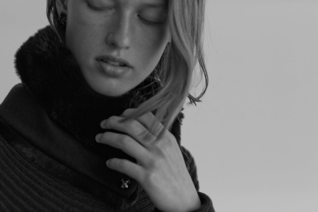 KNIT PULL-OVER: SO173 NAVY / FUR COLLAR: KU47R BLUE /BROOCH: AC96KS GREY*CRYSTAL / EARRINGS: AC96KE BEIGE*BLACK