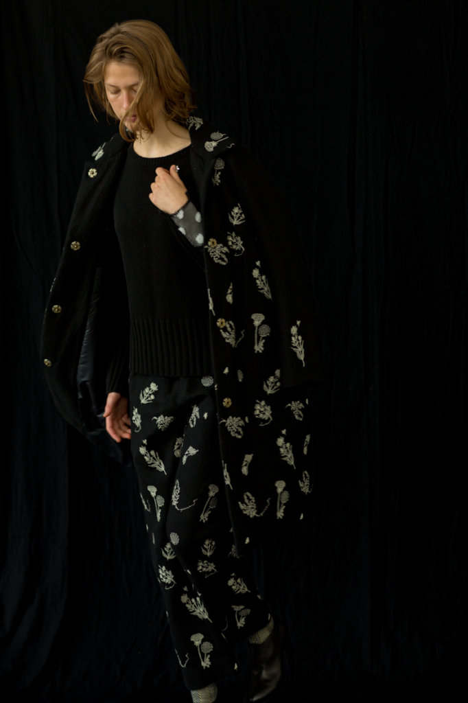 DRESS: NOP177-214 BROWN / TIGHTS: KT-130A BLUE / BROOCH: AC96KS BEIGE*BLACK, AC95HS ORANGE*GREY