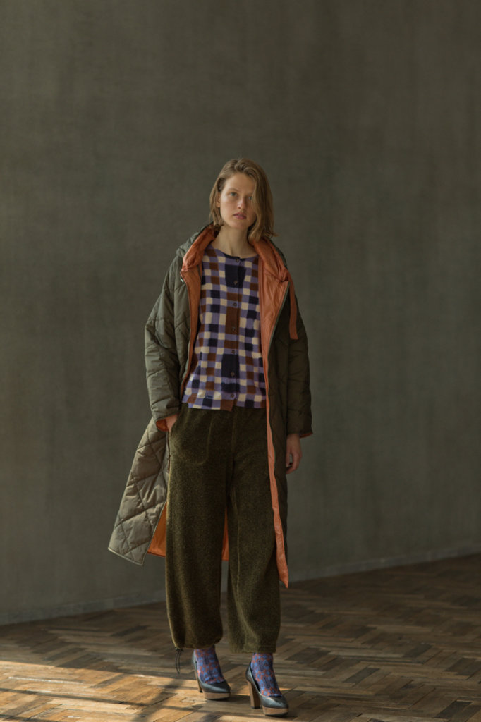 COAT: VN16 KHAKI*ORANGE / CARDIGAN: FC359 PURPLE / PANTS: FFP4 KHAKI / SOCKS: AM-701 NAVY