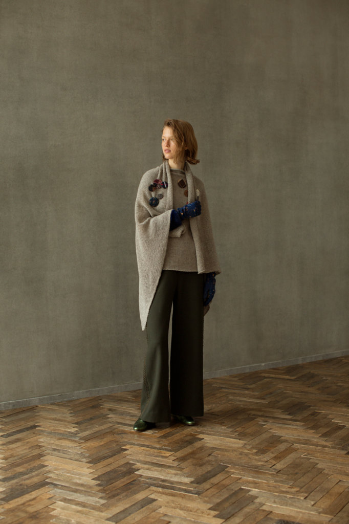 KNIT PULL-OVER: SO181 GREY / PANTS: WP105 KHAKI / FUR GLOVES: KU50R BLUE / GLOVES: NG1L-704 BLUE