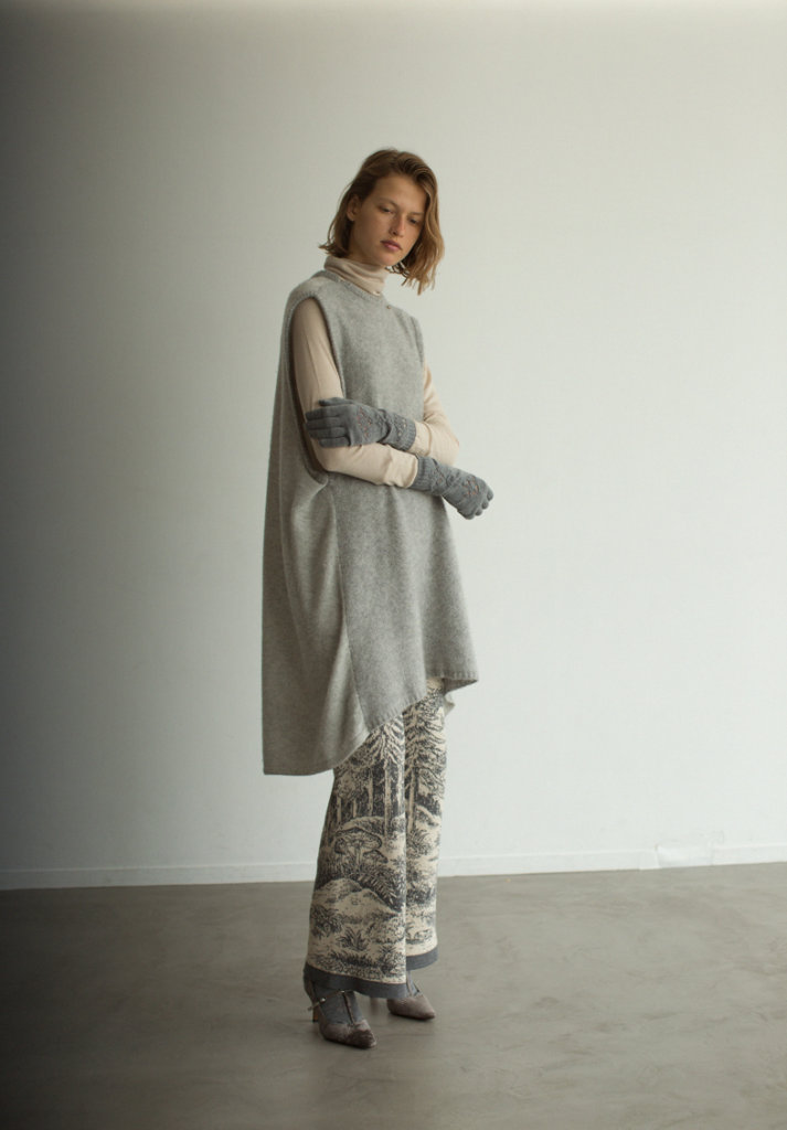 LONG KNIT PULL OVER: FC364 L.GREY / INNER TOPS: FK107 IVORY / PANTS: SO177 GREY / GLOVES: AU28A GREY / SOCKS: AU-27A GREY