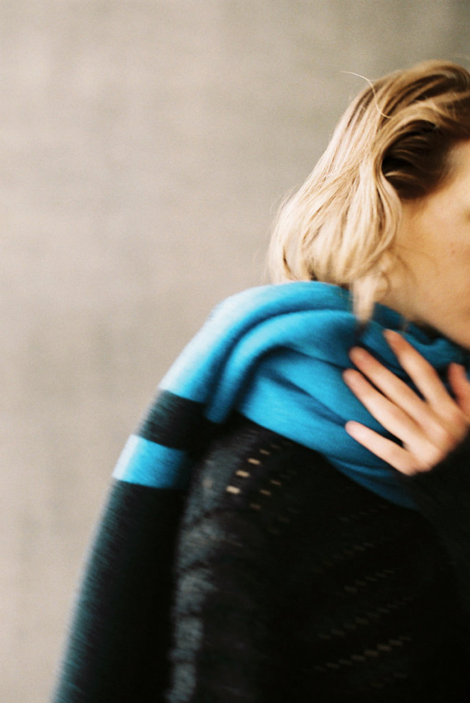 KNIT DRESS: FK105 BLACK / STOLE: SO185 BLACK*TURQUOISE