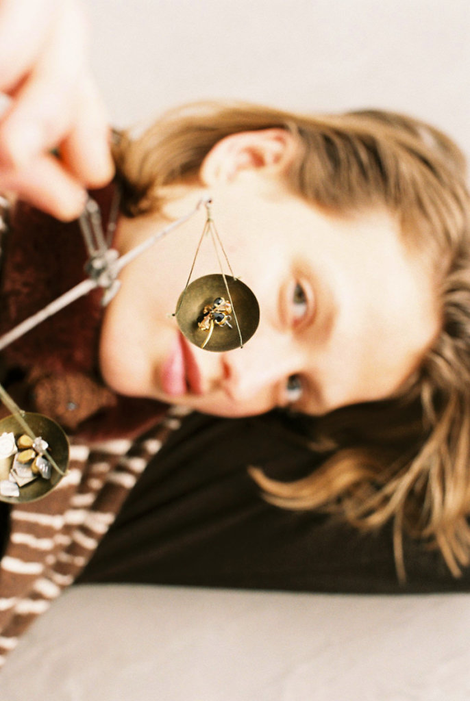 PIERCES: AC96KP BEIGE*BLACK / DRESS: NOP177-214 BROWN / FUR COLLAR: KU48R BROWN