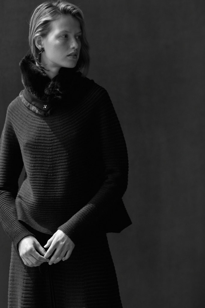 KNIT PULL-OVER: SO173 NAVY / KNIT SKIRT: SO174 NAVY / FUR COLLAR: KU47R BLUE / EARRINGS: AC96KE BLACK*BLUE / BROOCH: AC96KS: GREY*CRYSTAL