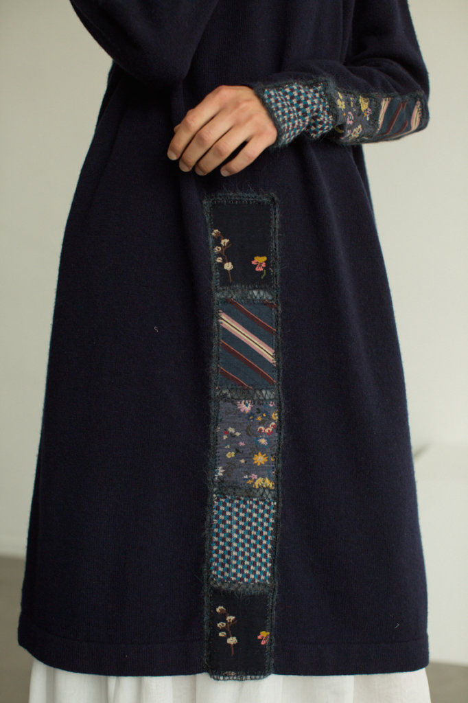 LONG KNIT PULL-OVER: FK102 NAVY / SKIRT: LS78A WHITE