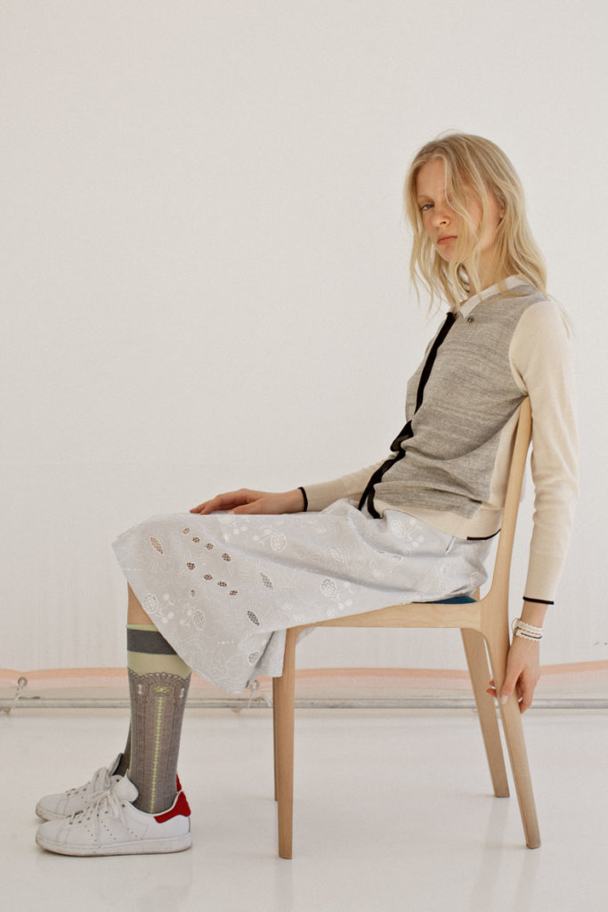 CARDIGAN: FC351 IVORY / SKIRT: ES87 LIGHT GREY / BROOCH: AC96JS BLUE*GREY / BRACELET: AC122B WHITE ONYX*MOONSTONE / BRACELET: AC122B WHITE ONYX*ONYX / SOCKS AM-689HS MINT*GREY