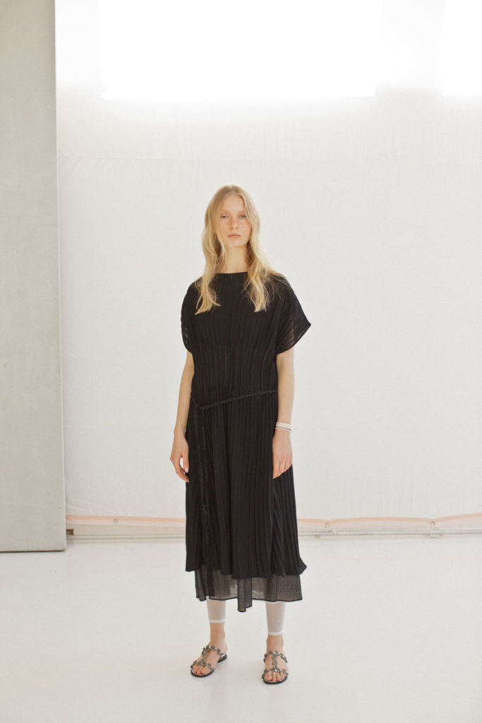 DRESS: SO171 BLACK / SKIRT: LS78 BLACK / BRACELET: AC122B WHITE ONYX*MOONSTONE / BRACELET: AC122B WHITE ONYX*ONYX / LEGGINGS: KT-87SPD SILVER WHITE