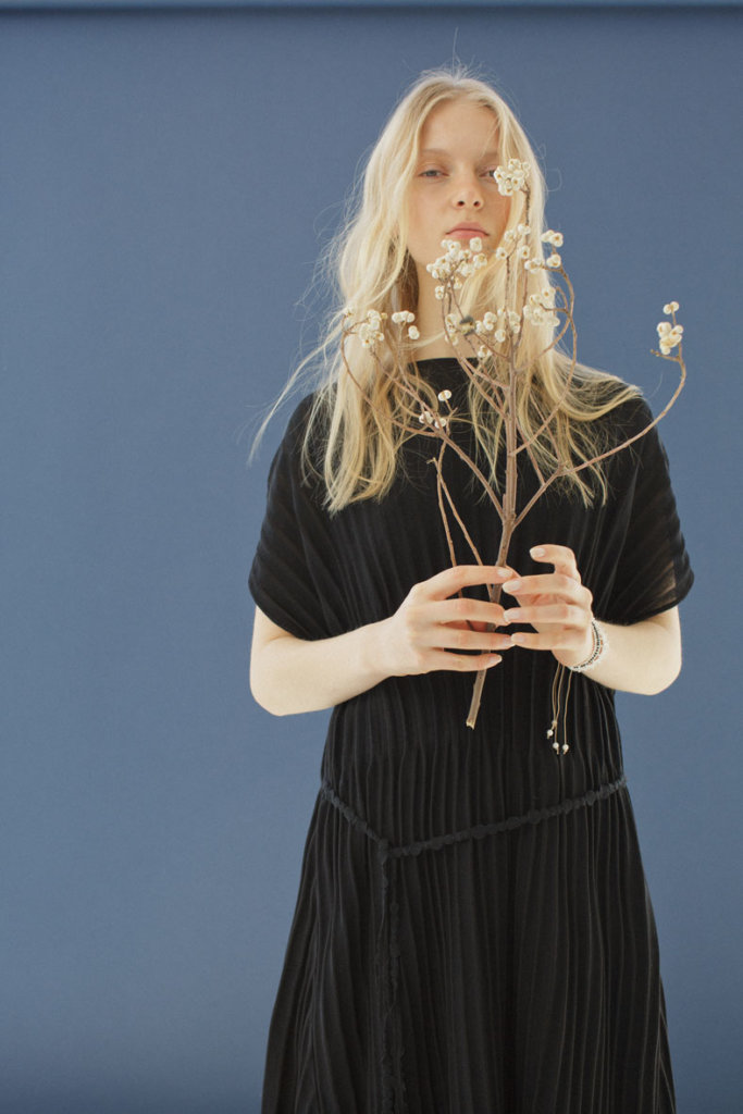 DRESS: SO171 BLACK / BRACELET: AC122B WHITE ONYX*MOONSTONE / BRACELET: AC122B WHITE ONYX*ONYX