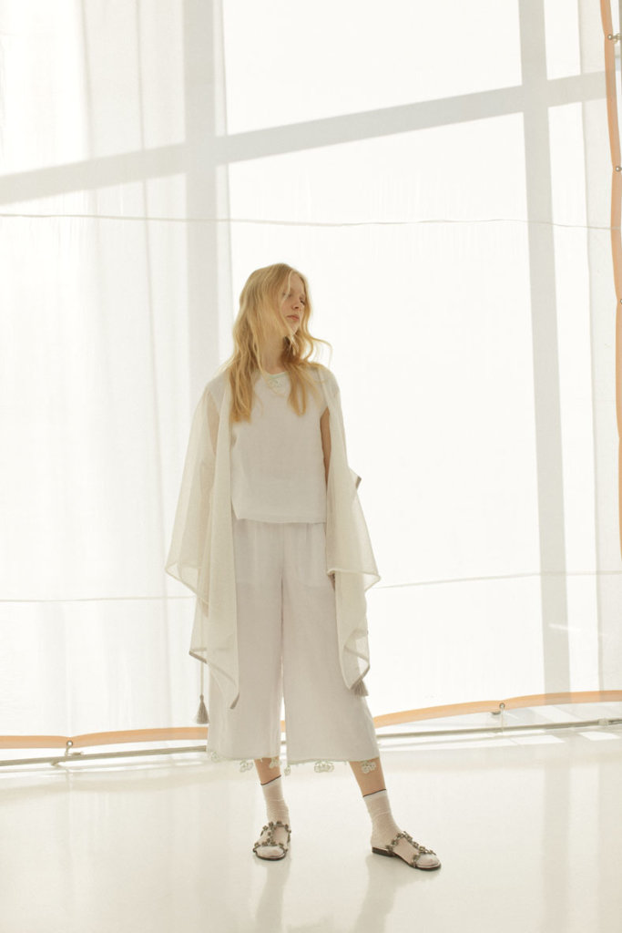 CARDIGAN: SO168 WHITE / BLOUSE: LB81 LOW WHITE / PANTS: LP83 LOW WHITE / SOCKS: AM-694 WHITE