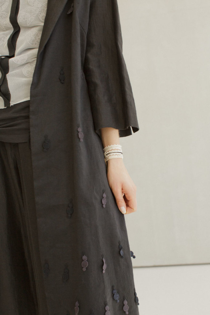 COAT: EC92 BLACK / MESH CARDIGAN: MT105CF72 WHITE/GREY / INNER SHIRTS: KNT90F BLACK / PANTS: WP98 BLACK / BRACELET: AC122B WHITE ONYX*MOONSTONE / BRACELET: AC122B WHITE ONYX*ONYX