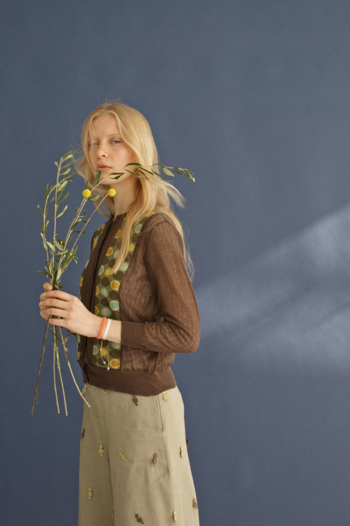 CARDIGAN: NF130-690 KHAKI / PANTS: EP95 KHAKI