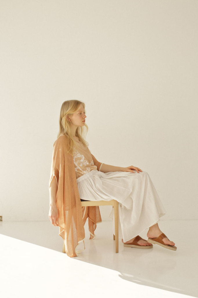 CARDIGAN: SO168 BEIGE / T-SHIRTS: MT114F72 BEIGE/WHITE / SKIRT: LS78 WHITE