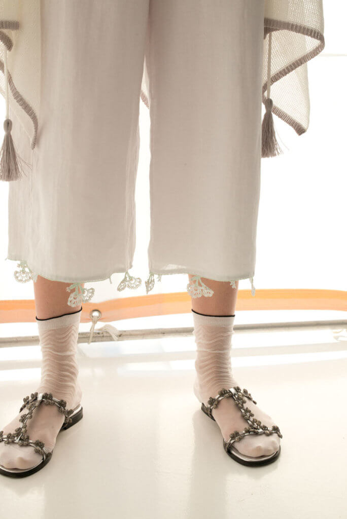 CARDIGAN: SO168 WHITE / PANTS: LP83 LOW WHITE / SOCKS: AM-694 WHITE