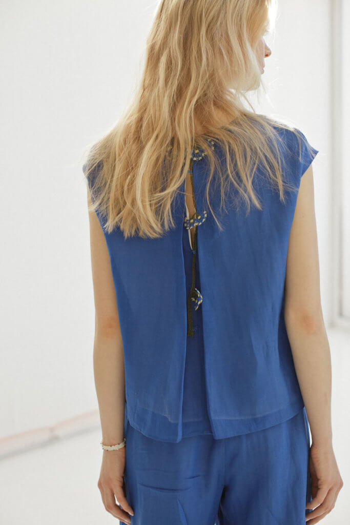 BLOUSE: LB81 BLUE / PANTS: LP83 BLUE / BRACELET: AC121B MULTI COLOR