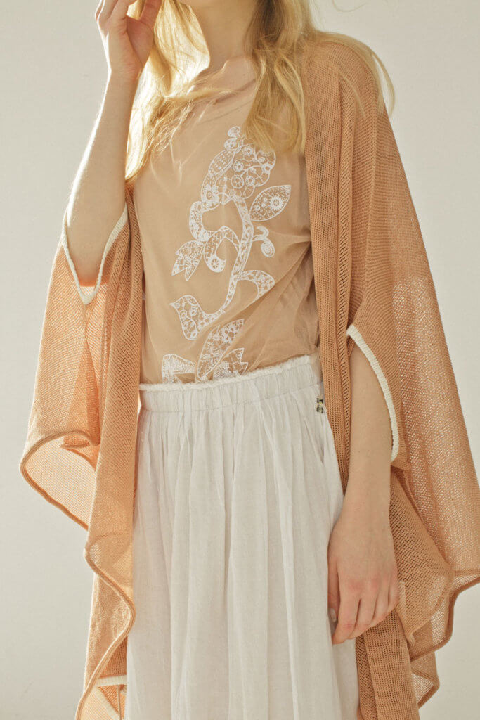 CARDIGAN: SO168 BEIGE / T-SHIRTS: MT114F72 BEIGE/WHITE / SKIRT: LS78 WHITE