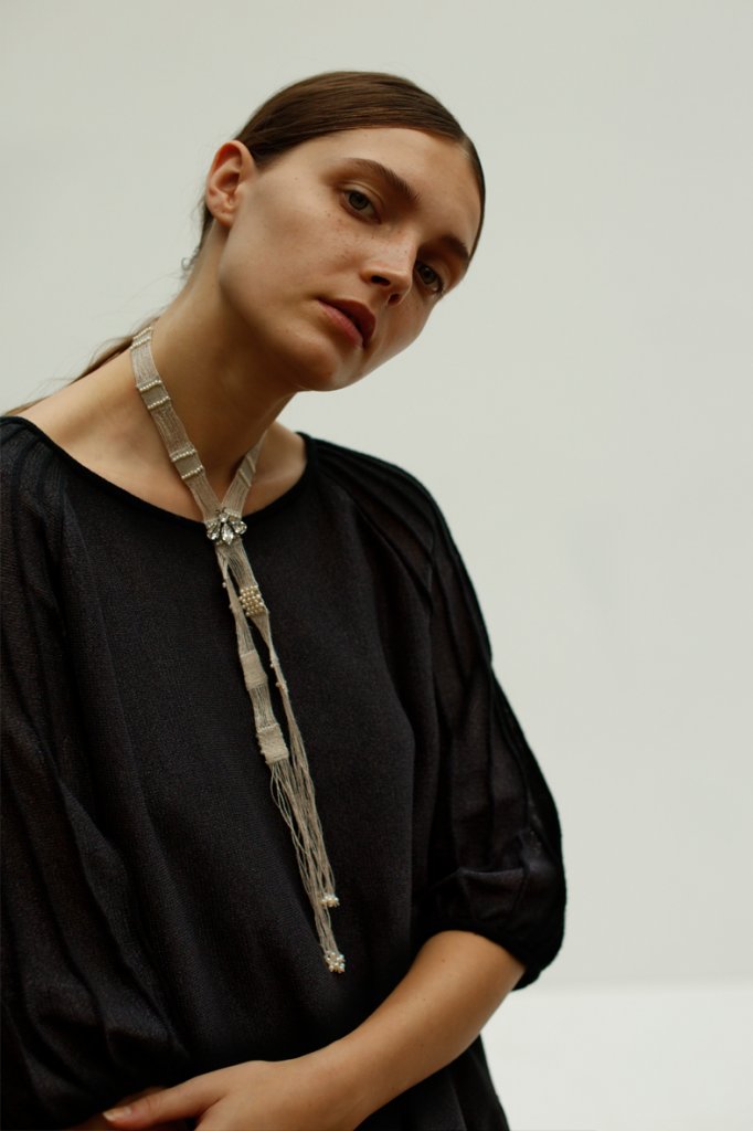 KNIT DRESS: SO188 BLACK / NECKLACE: AC131 BEIGE / BROOCH: AC126 CRYSTAL