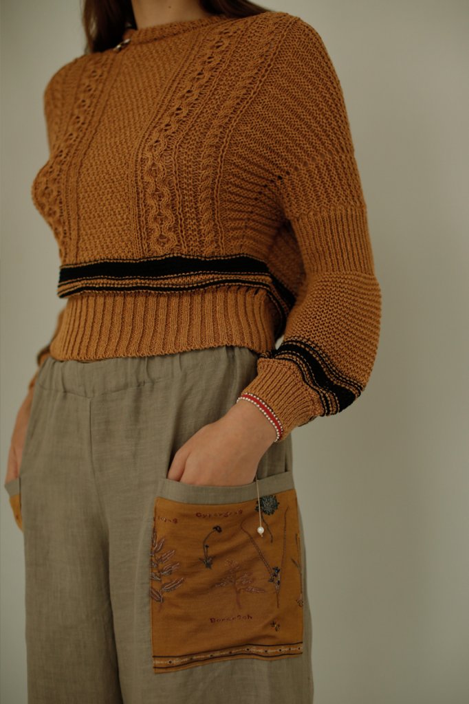 KNIT PULL-OVER: SO189 BEIGE / PANTS: NP178-706 CAMEL / BRACELET: AC101E RED CORAL-PEARL