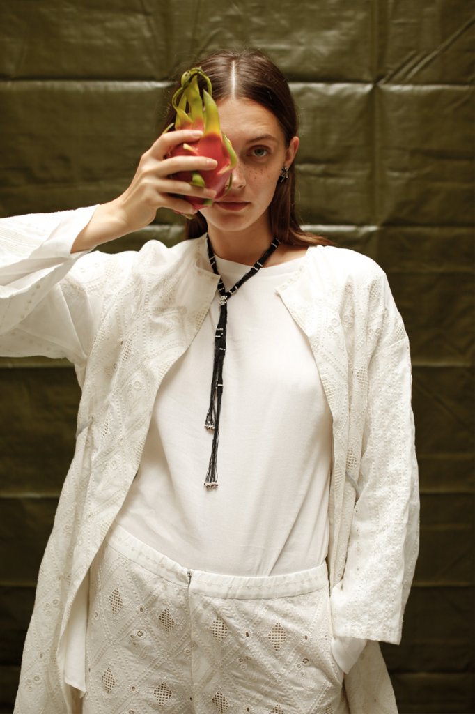 COAT: EC101 WHITE / TOPS: KNT211 IVORY / PANTS: EP99 WHITE / NECKLACE: AC130 BLACK / EARRINGS: AC127E GREY