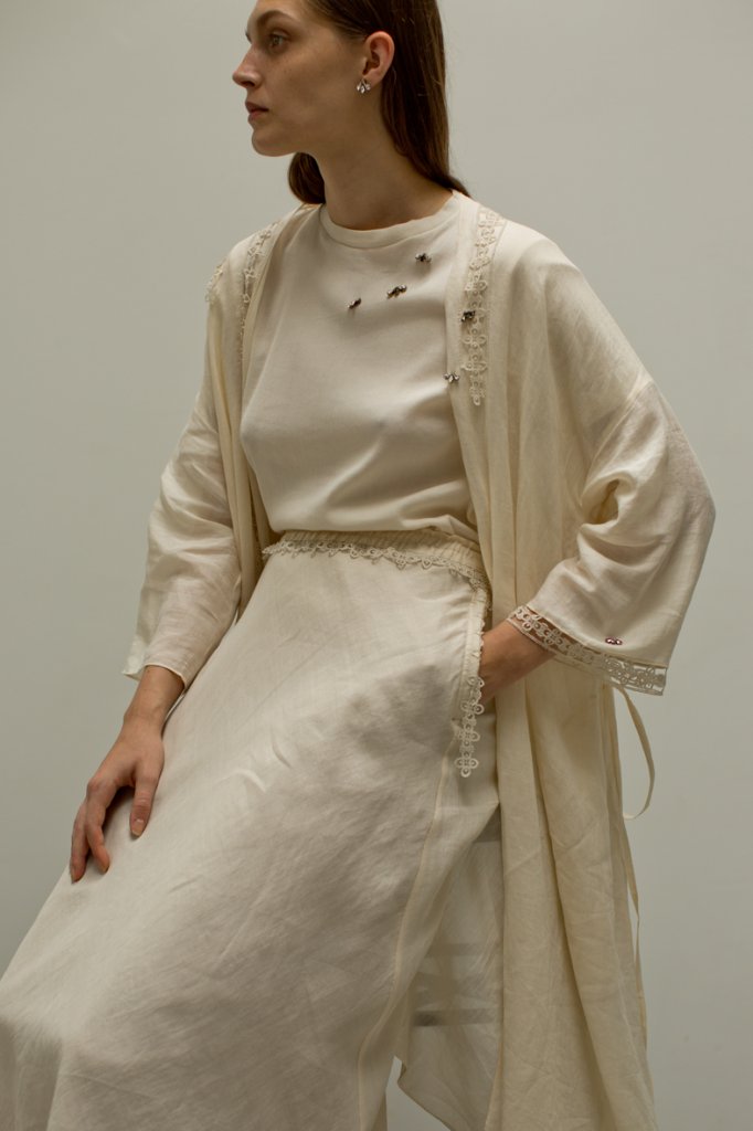 GOWN: LC87 IVORY / TOPS: KNT212 IVORY / SKIRT: LS85 IVORY / BROOCH: AC96LS CRYSTAL, AC96LS GREY, AC96LS PINK, AC96L CRYSTAL*BLACK / PIERCES: AC128P CRYSTAL