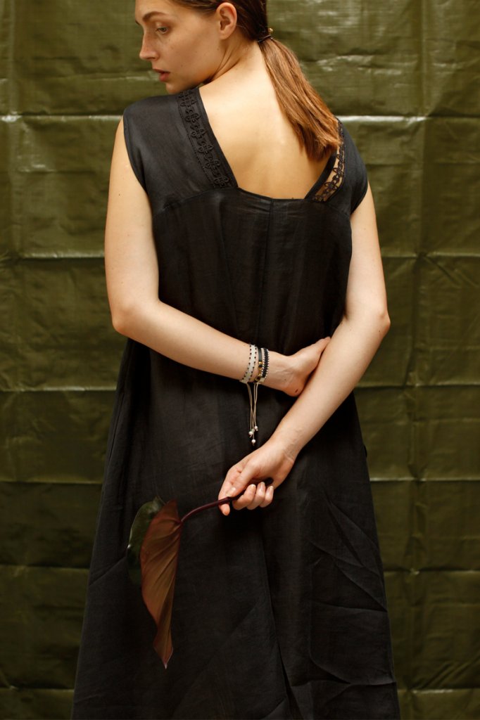 DRESS: LOP90 BLACK / BRACELET: AC101E ONYX-PEARL, AC129 CRYSTAL, AC121C BLACK ONYX