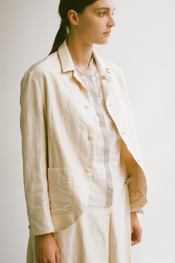 JACKET: WJ80 IVORY / MESH CARDIGAN: MT105D-F53 WHITE*WHITE / SKIRT: WS81 IVORY / BROOCH: AC95LS CRYSTAL, AC96LS CRYSTAL