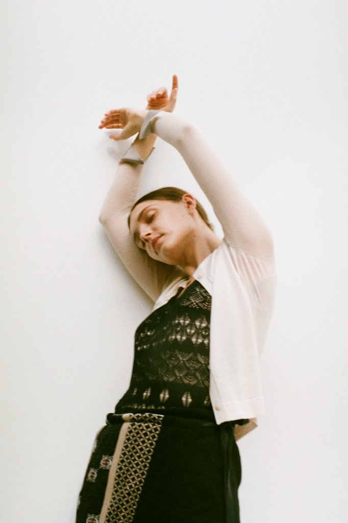 CARDIGAN: FC373 BEIGE / INNER TOPS: AU30 BLACK / SKIRT: NS180-185 BLACK