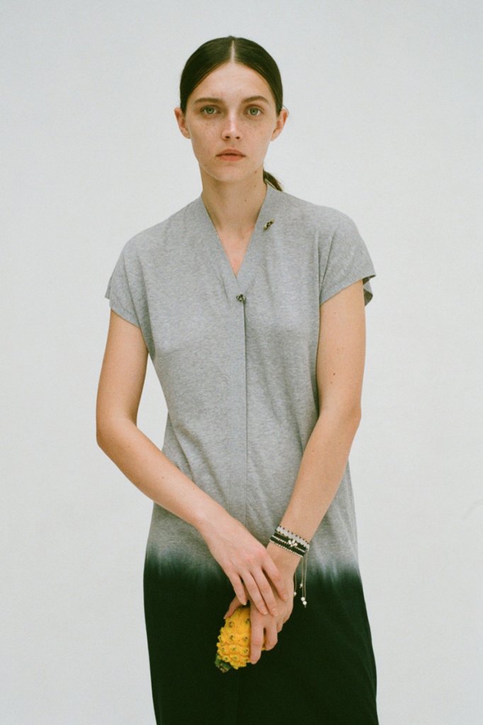 KNIT DRESS: FC377 M.GREY*BLACK / BROOCH: AC96LS BLACK*CRYSTAL, AC96L BLACK*CRYSTAL / BRACELET: AC101E ONYX-PEARL, AC129 CRYSTAL, AC121C BLACK ONYX