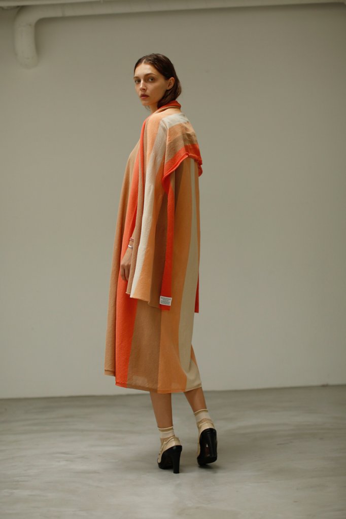 KNIT DRESS: SO194 ORANGE MIX / STOLE: SO195 ORANGE MIX / BRACELET: AC101E RED CORAL-PEARL, AC129 PINK / SOCKS: AS-89E GOLD