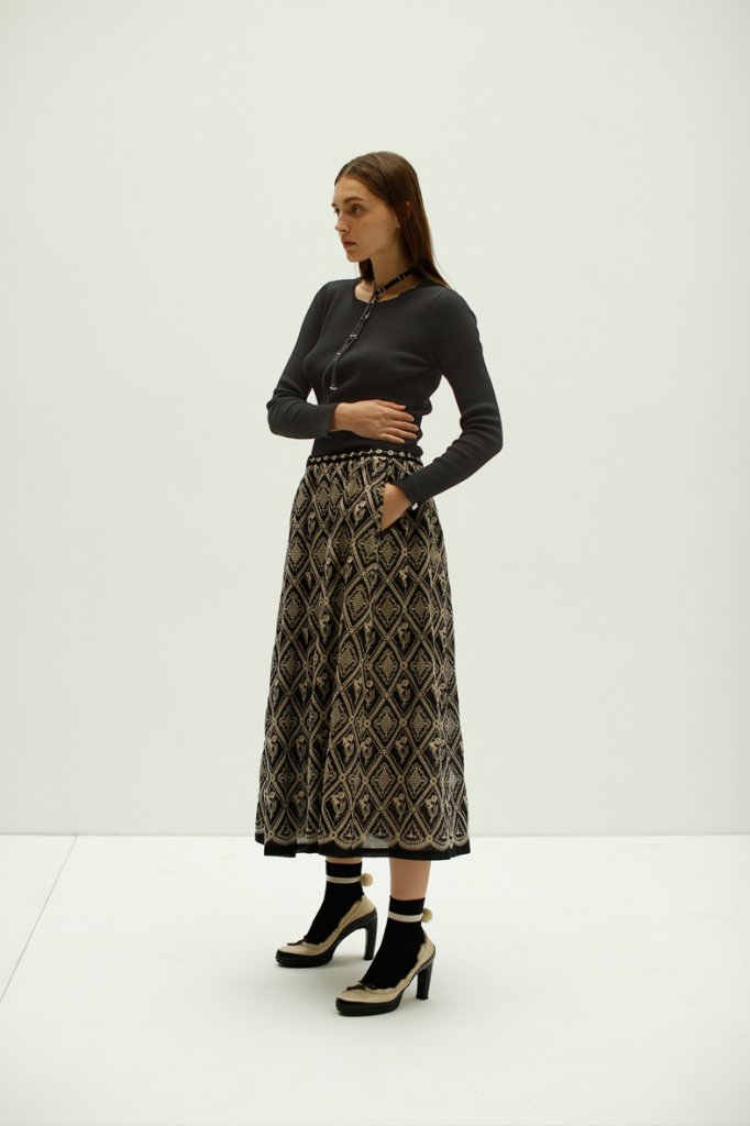 KNIT TOPS: FC370 BLACK / SKIRT: ES98 BLACK*BEIGE / NECKLACE: AC130 BLACK / SOCKS: ANP-91B BLACK