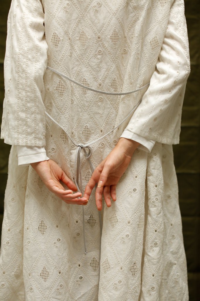 COAT: EC101 WHITE / INNER TOPS: KNT211 IVORY