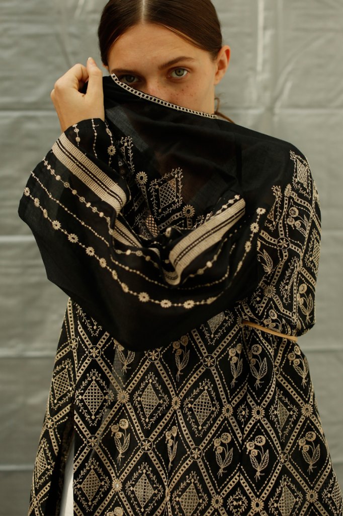 COAT: EC101 BLACK*BEIGE / DRESS: WOP110 WHITE