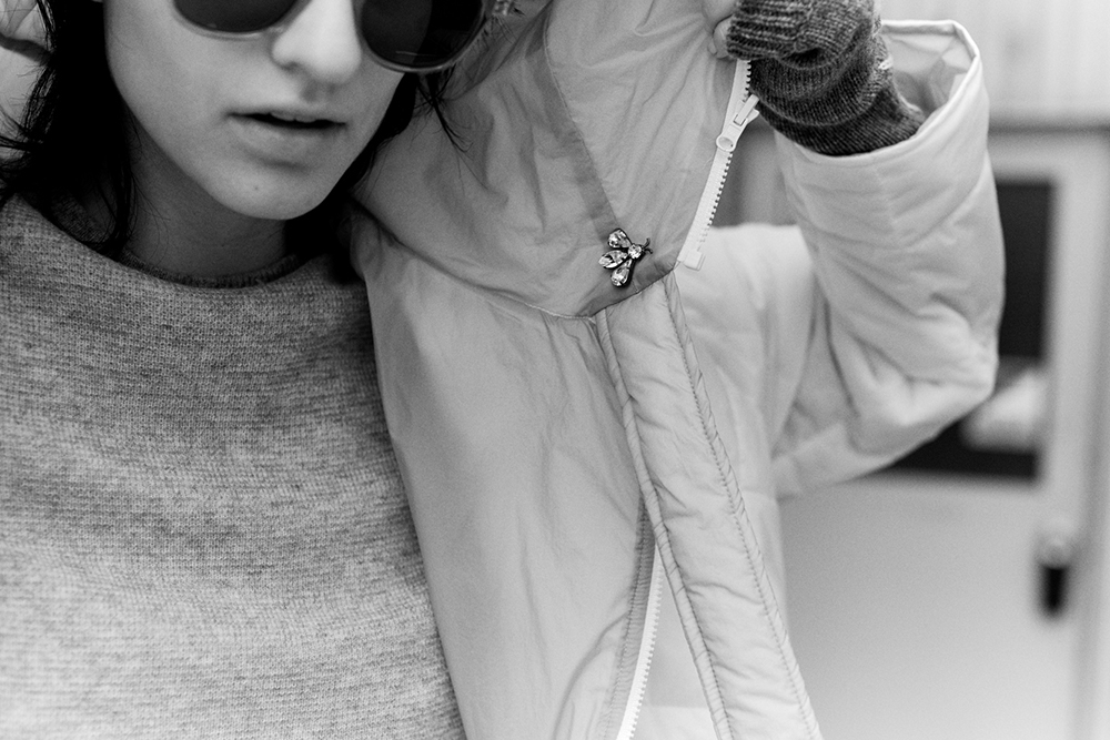 KNIT DRESS: SO204 LIGHT GREY / COAT: VN16A WHITE*BEIGE / GLOVES: FK114 GREY / BROOCH: AC126A CRYSTAL