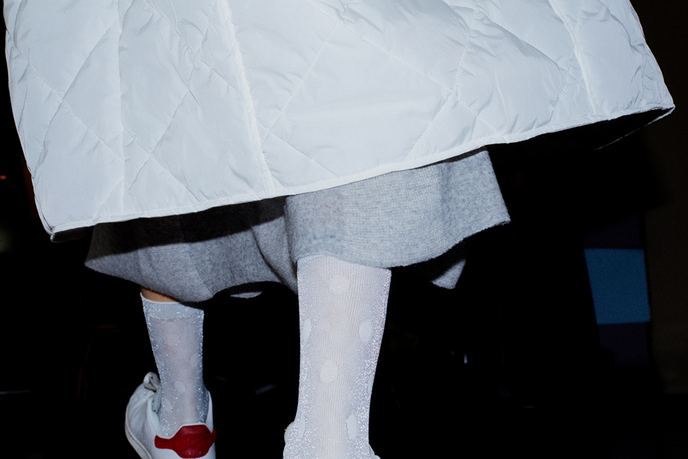 KNIT DRESS: SO204 LIGHT GREY / COAT: VN16A WHITE*BEIGE / SOCKS: ANP-102 SILVER
