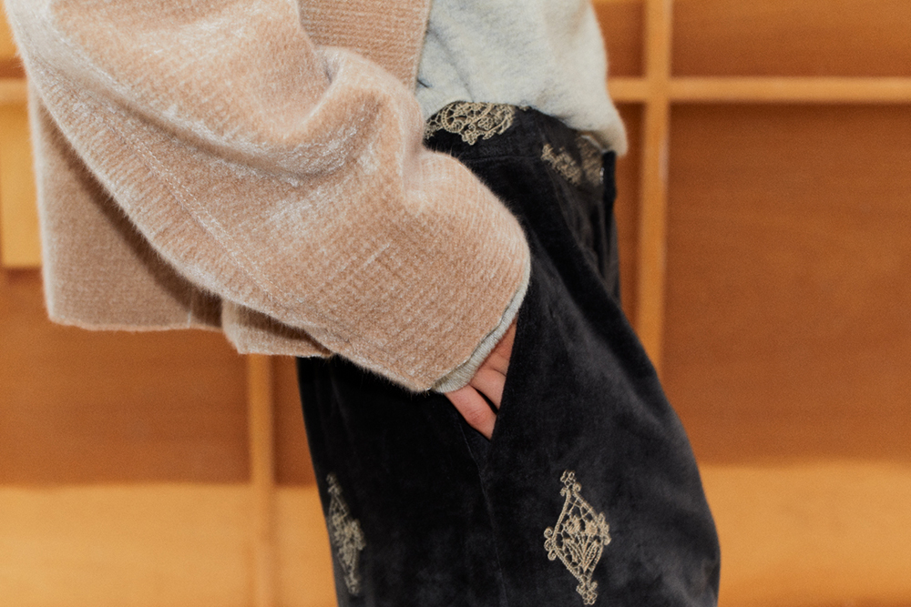 KNIT PULL-OVER: FC387 LIGHT GREY / PANTS: EP107 CHARCOAL / JACKET: WJ116 BEIGE