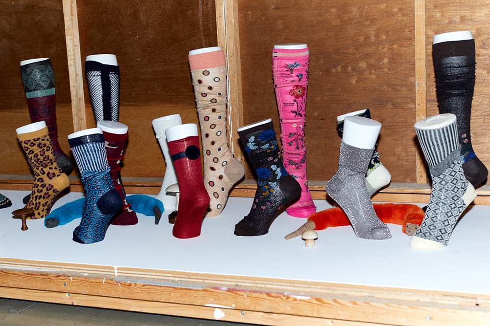 SOCKS (FROM LEFT TO RIGHT): AS-189 CAMEL, AM-718HS BROWN*RED, AM-715 NAVY, AS-187 WINE, AS-190HS BLACK, ANP-50B WHITE, ANP-91C RED, AM-604AHS BEIGE, AM-722 DARK BROWN, AM-716LHS PINK, ANP-56E SILVER, AM-714 IVORY*NAVY, AM-715 IVORY, AM-722HS DARK BROWN / FUR MUFFLER: KU52R TURQUOISE, KU52R ORANGE