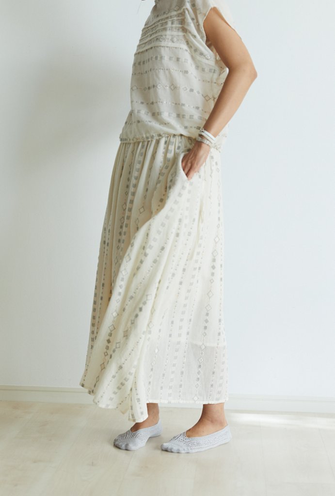 Tops: Et134 Ivory, Skirt: ES135 Ivory, Socks: AU-47 Silver, Bracelet: AC129E Crystal, AC101G Pearl-Silver, AC134 Pearl-Natural
