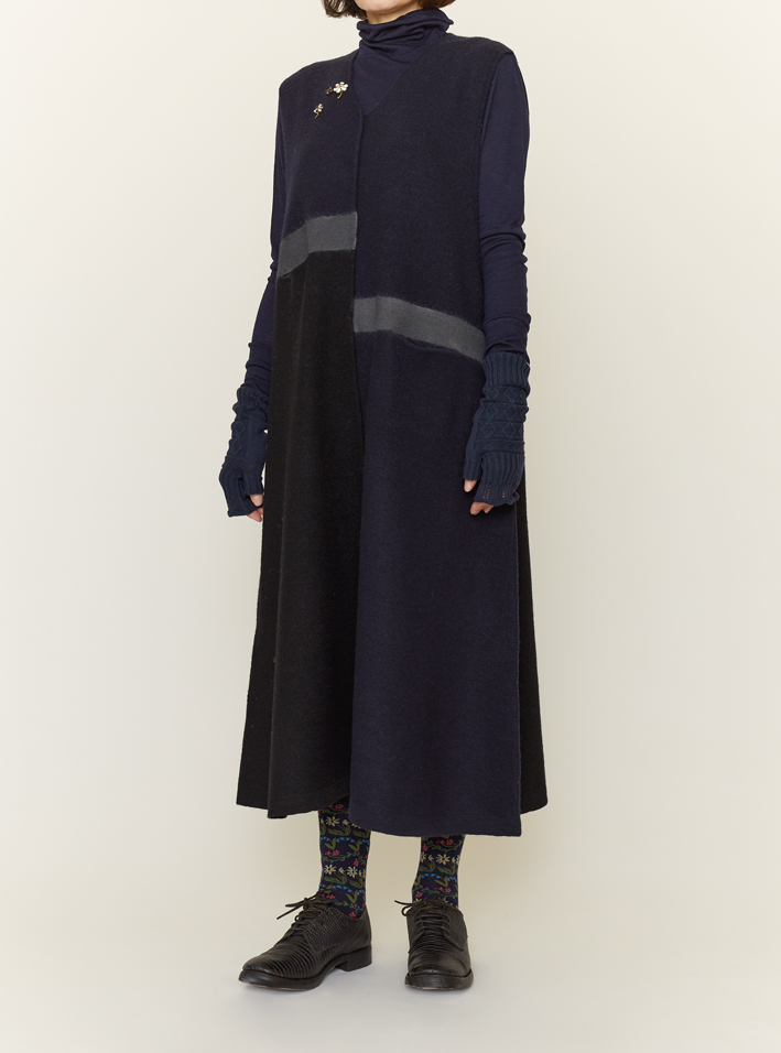 Knit Dress: FC412 Black Mix, T-shits: KNT210B Navy, Socks: AM-391A Navy, Gloves: AU52 Navy, Brooch: AC95T Crystal, AC95TS Crystal*navy, AC96TS Crystal*navy