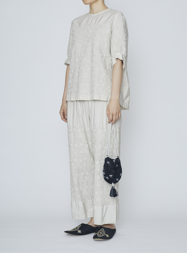 TOPS: EB160 IVORY, PANTS: EP159 IVORY, BABOUCHES: SH10 BLACK, BAG: BAG50-745 BLACK