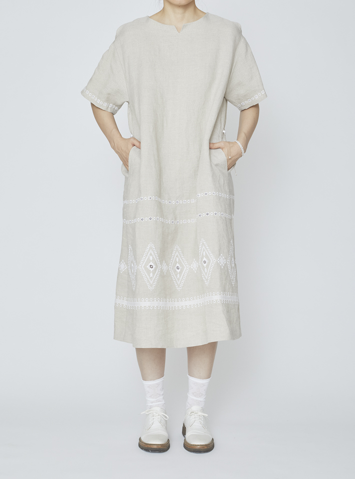 DRESS: EOP150 NATURAL. SOCKS: AS-204 WHITE, BRACELET: AC135 PEARL-NATURAL