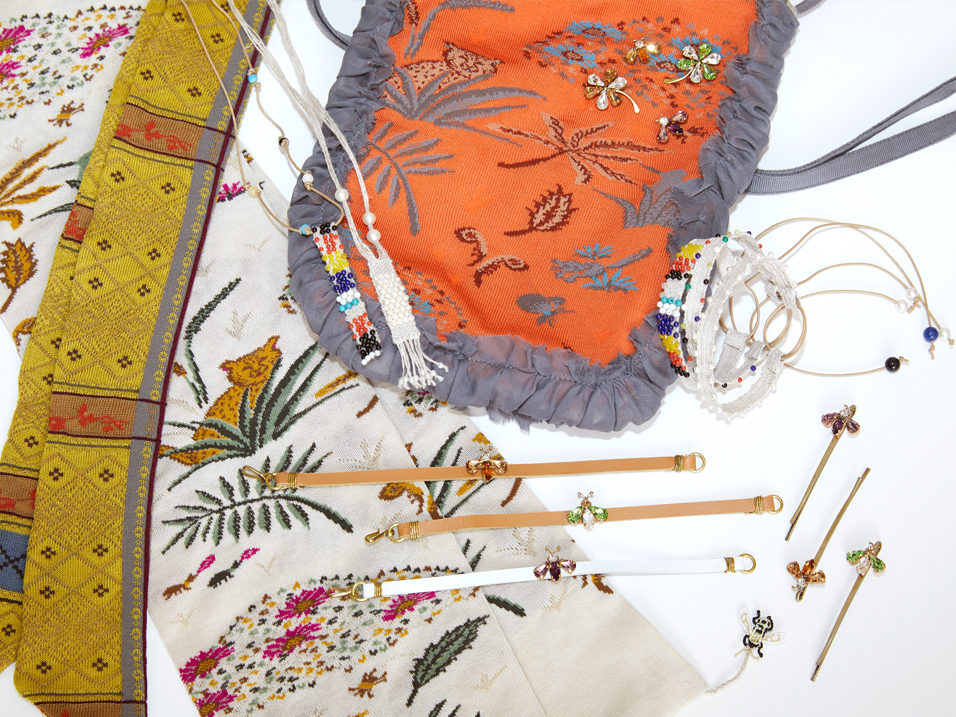 Muffler: M46-782 Ivory, Narrow Muffler: M72-783 Mustard, Bag: BAG54-782 Orange, Woven Necklace (from left): AC143 Multi, AC133C Pearl, Woven Bracelet (from left): AC144 Multi, AC135B Multi, AC135B Pearl, Bracelet (from top): AC129H Crystal*Yellow, Crystal*Green, Purple*Pink, Hair Pin (from left): AC110I Purple*Pink, Crystal*Yellow, Crystal*Green