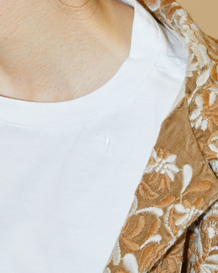 T-Shirt: KNT251 White, Coat: EC216 Beige