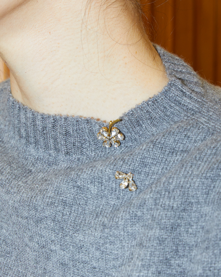 Brooch (from Top): AC95ZS Crystal, AC96ZS Crystal, Knitted Pullover: SO258A Mix Grey