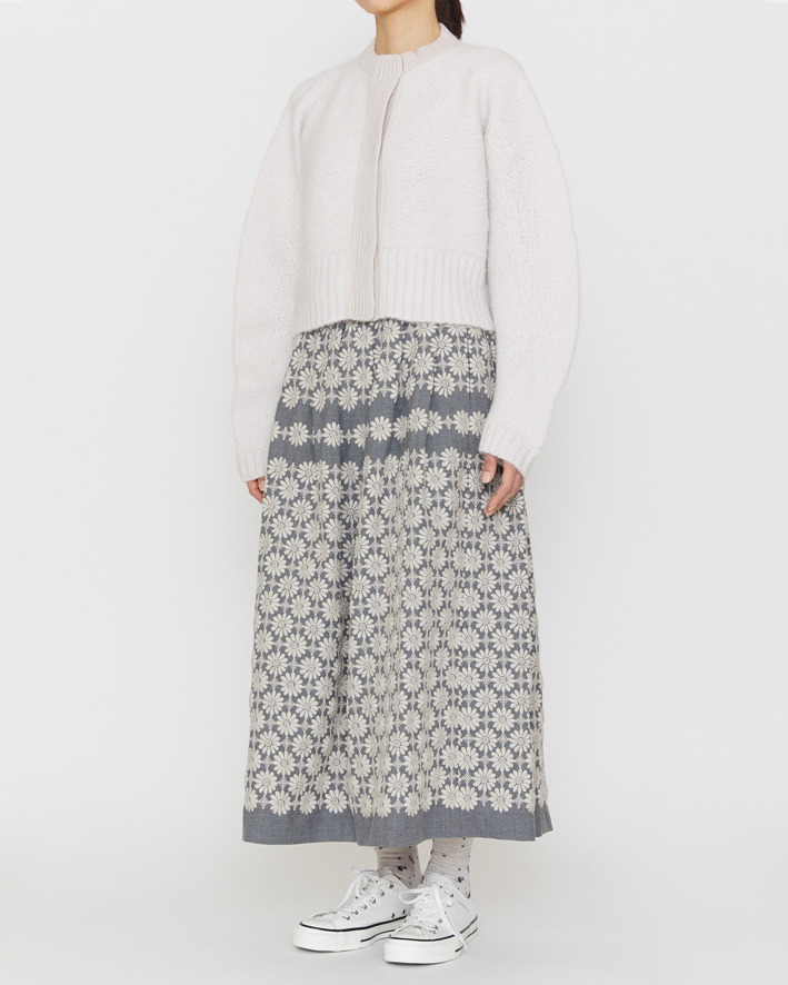 Skirt: ES217 Light Grey, Cardigan: SO285 Low White, Socks: KT-170S Ivory
