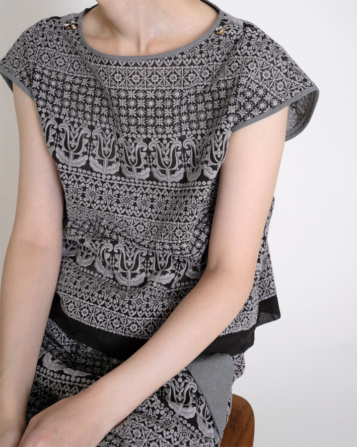 Tops: ET221 Black, Pants: EP223 Black, Brooch: (left)AC95S-25P Black*Crystal, (right)AC96S-25P Black*Crystal