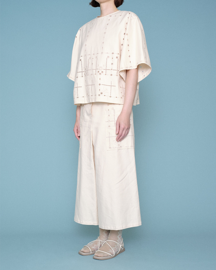 Tops: ET231 Ivory, Culottes: ES232 Ivory, Socks: AM-796: Gold