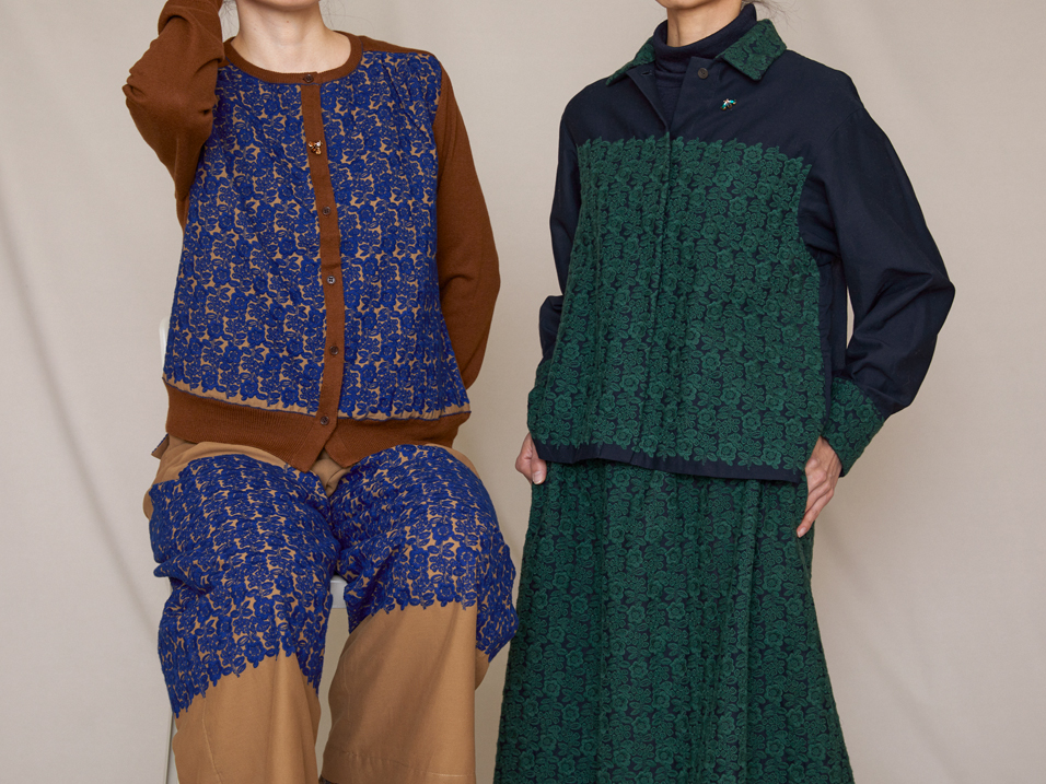 Left Cardigan: VE209 Camel*Blue, Trousers: EP237 Camel*Blue, Brooch: AC96S-25A Beige*Brown, Right Blouse: EB235 Navy*Green, Inner: KNT210F Navy, Skirt: ES236 Navy*Green, Brooch: AC96S-25A Green*Navy