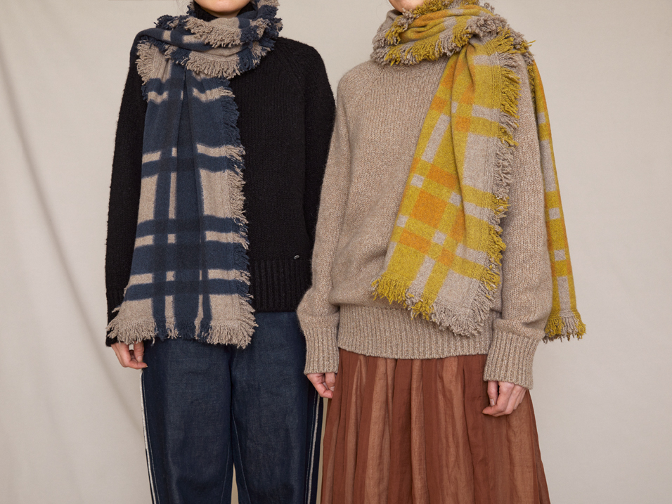 Left Pullover: SO278A Black, Trousers: GP1K Indigo, Muffler: SO299 Beige*Navy, Right Pullover: SO278A Beige, Skirt: LS104A Brown, Muffler: SO299 Beige*Yellow